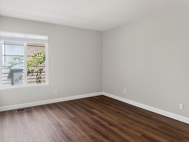 Building Photo - Gorgeous and Completely Remodeled Lower Level Unit with Inside Laundry is Available Now!