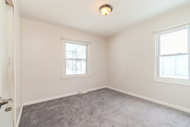 Building Photo - Newly Renovated Warren Gem: New Appliances, Hardwood & Cozy New Carpet!