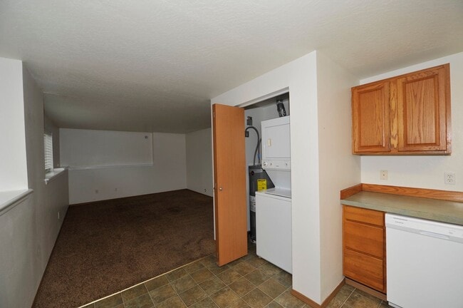 Building Photo - Basement 2 bed 1 bath unit