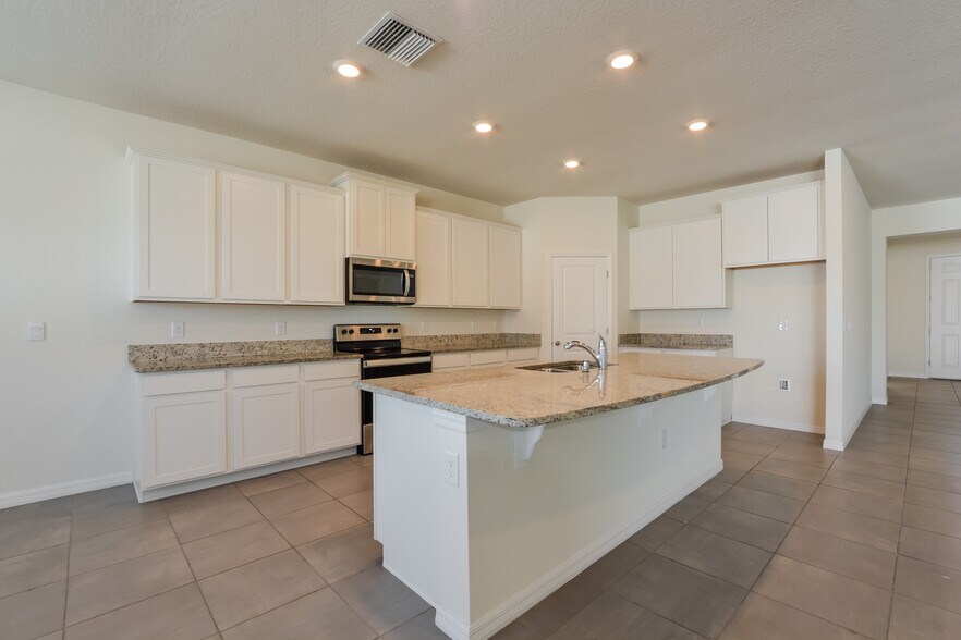 Building Photo - 5877 SW 82nd Ln