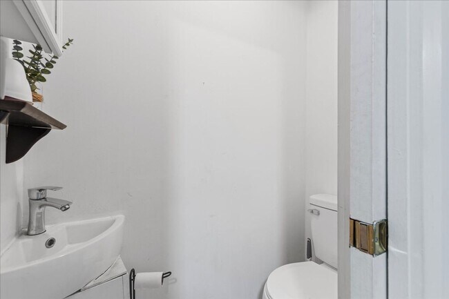 Building Photo - Renovated 3-bed, 2.5-bath house in Heart o...