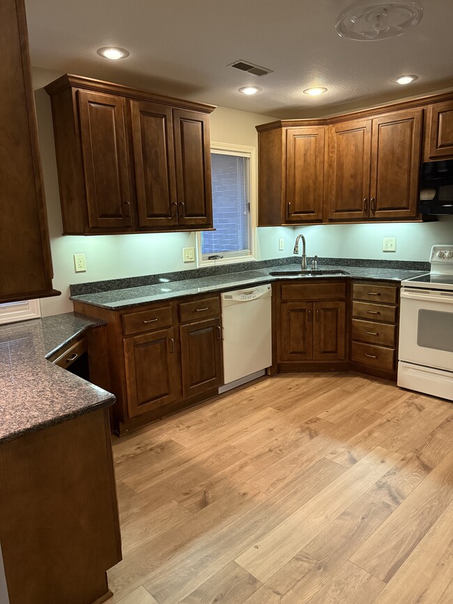 Building Photo - 1109 Chadwick Dr