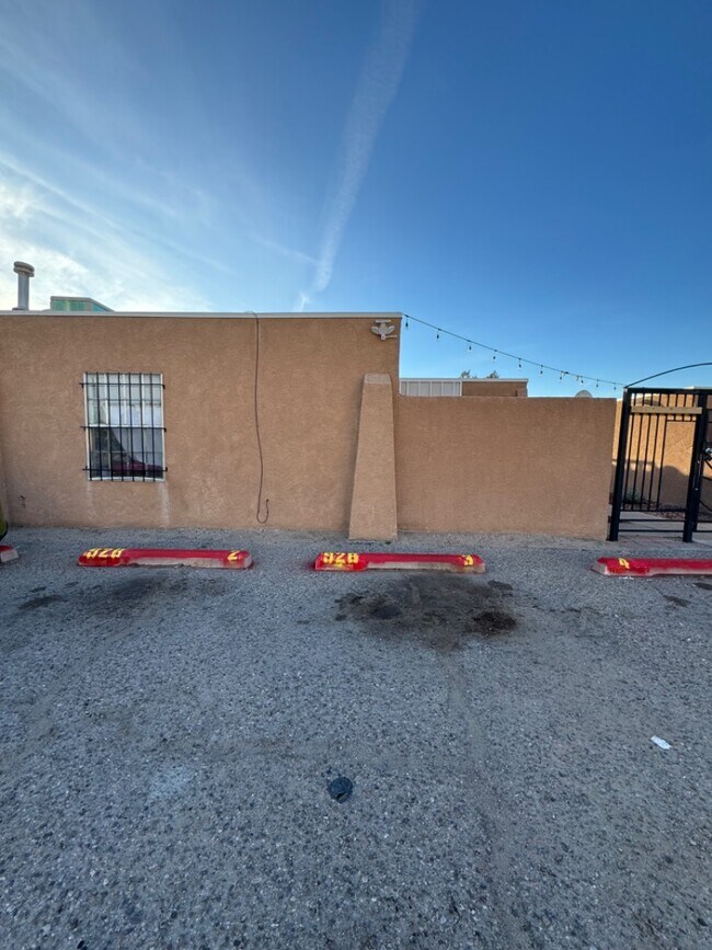 Building Photo - 928 San Pedro Dr SE