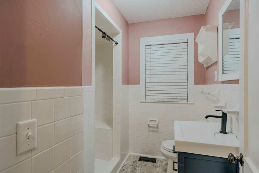 Building Photo - 104 Rosewood Dr