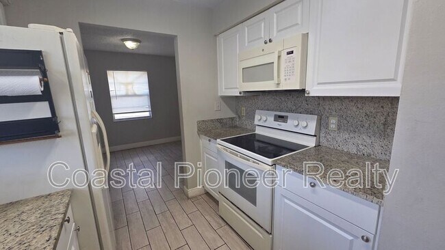 Building Photo - 7210 N Manhattan Ave