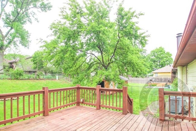 Building Photo - 3 Bedroom 1.5 Bathroom Home Located Minute...