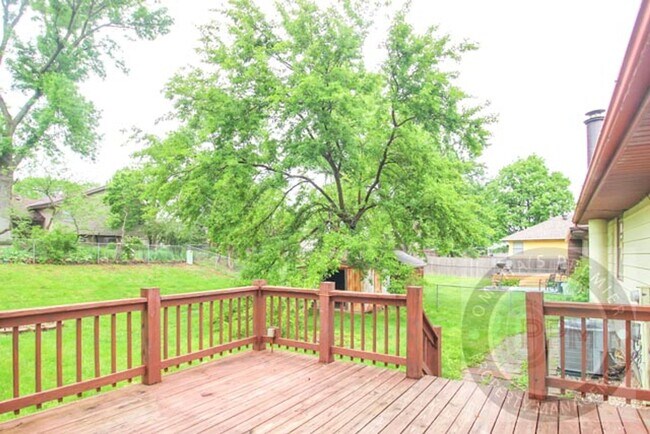 Building Photo - 3 Bedroom 1.5 Bathroom Home Located Minutes from Westroads Mall