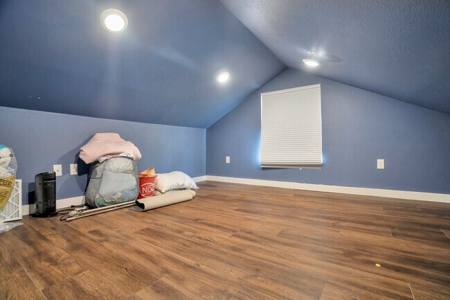 Building Photo - Fully Updated South Fay Home Near I-49! MU...