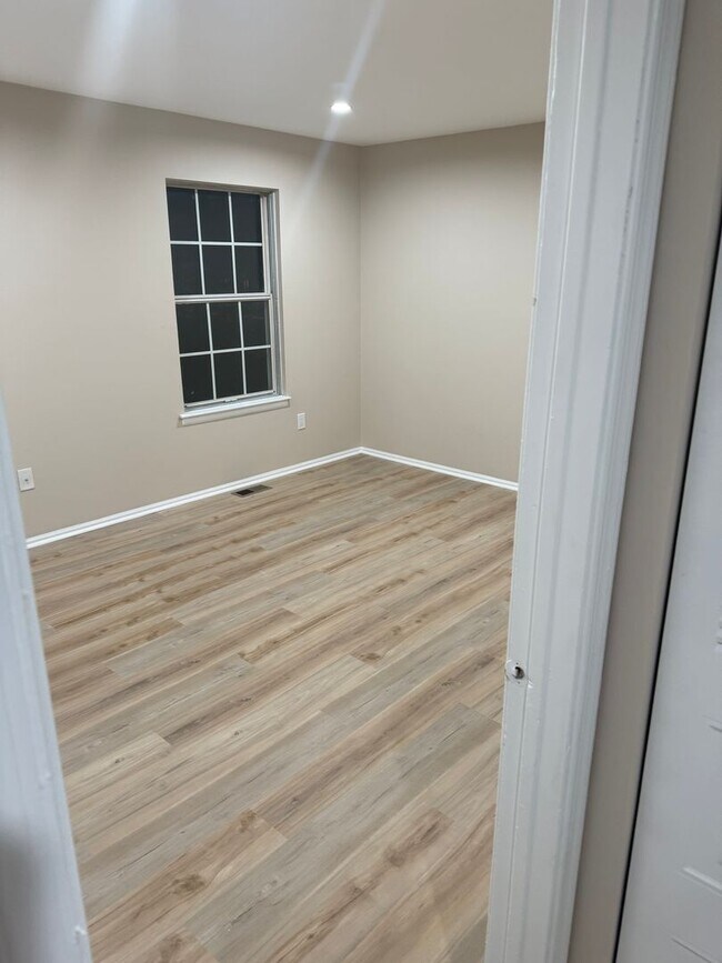 Building Photo - 100 Shawnee Pl