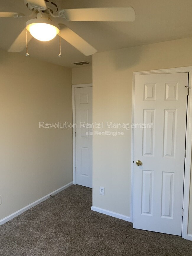 Building Photo - 6800 Blackstone Pl