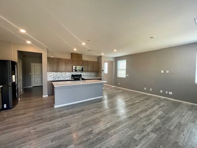 Building Photo - Gorgeous 2 Story Townhome Ready in Gated C...