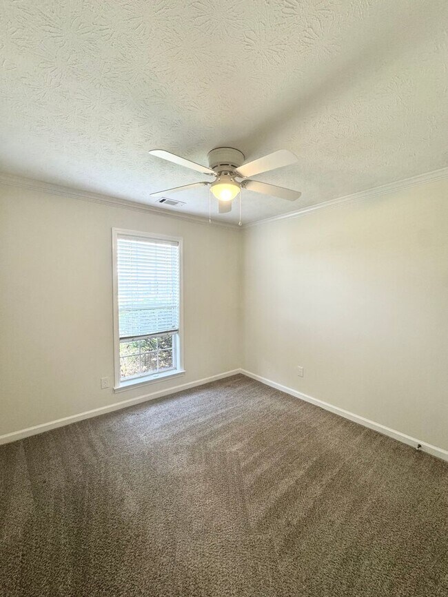 Building Photo - ** 3 bed 2 bath located in Thorington Trace ** Call 334-366-9198 for a self showing