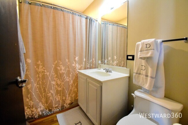 Building Photo - 1114 W Hubbard St