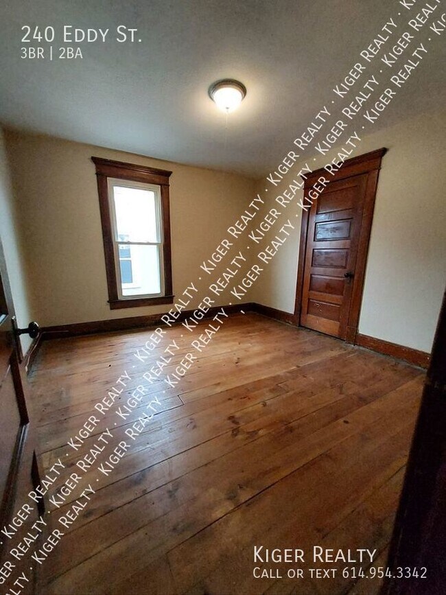 Building Photo - Large 3 Bedroom Home