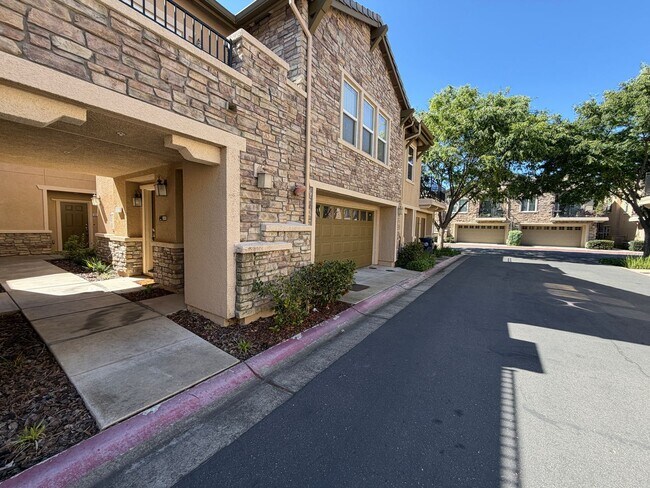 Building Photo - 3301 N Park Dr