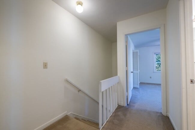 Building Photo - 2 Bedroom Duplex - Close to Campus!