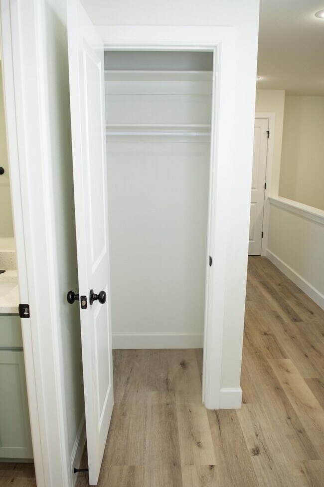 Building Photo - Newer Townhouse in the heart of West Fork !