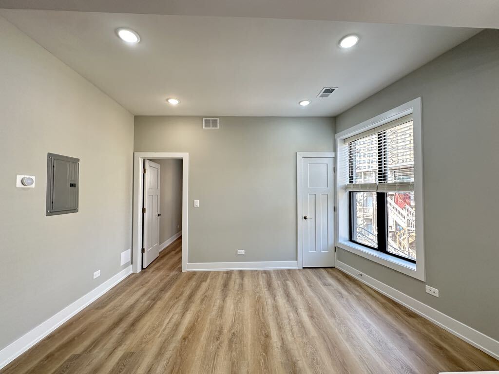 Building Photo - 435 W Belden Ave