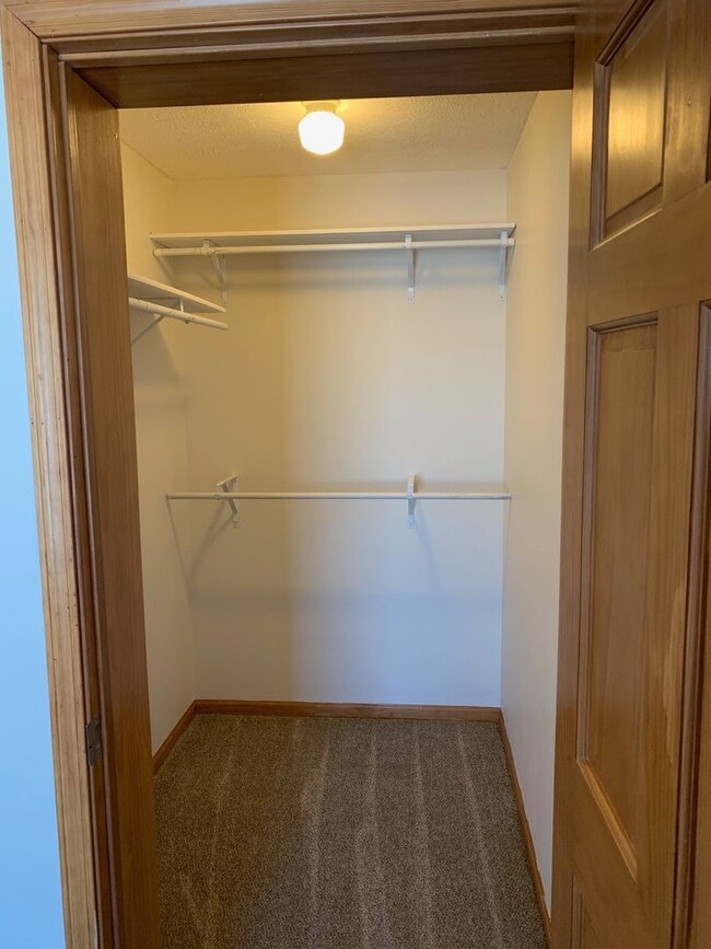 Building Photo - Country living close to the foothills