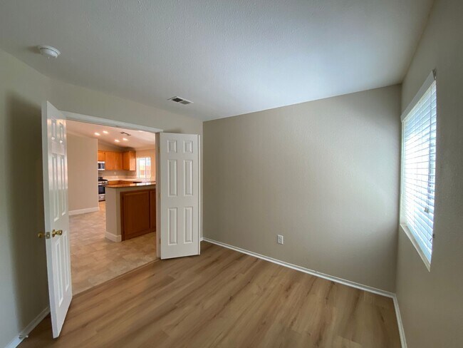 Building Photo - Great Location/Cozy Fireplace/Laguna Creek