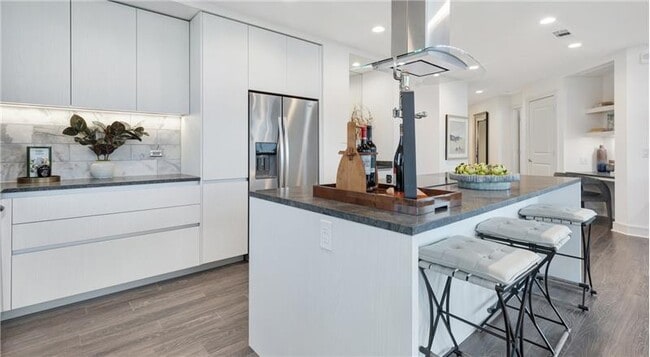 Building Photo - 300 1/2 W 5th St