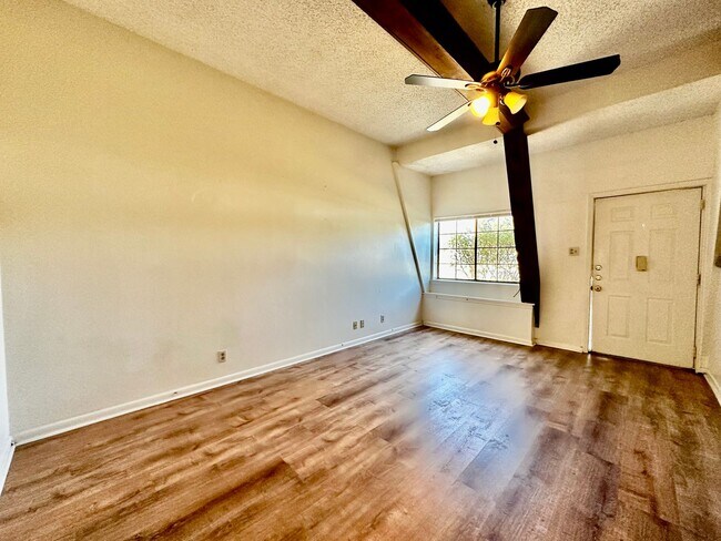 Building Photo - 2 Bedroom Apartment