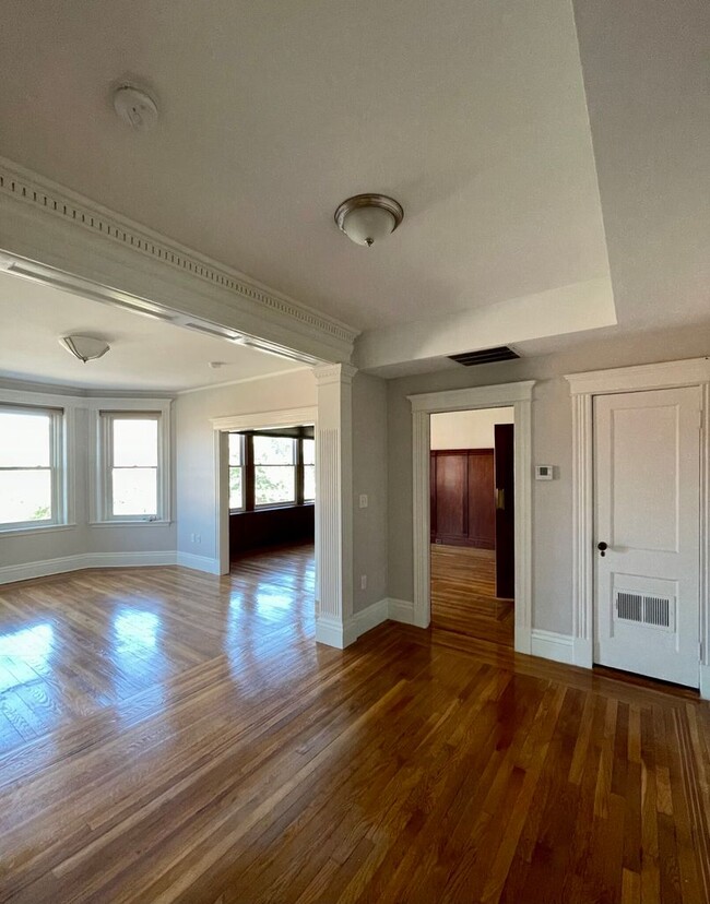 Building Photo - Nice 3 bed in Brookline