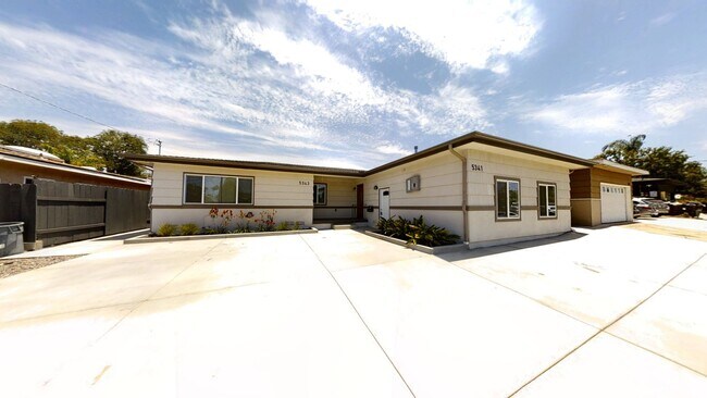 Primary Photo - Renovated! 8BD/4BA with POOL!! (Lease Out ...