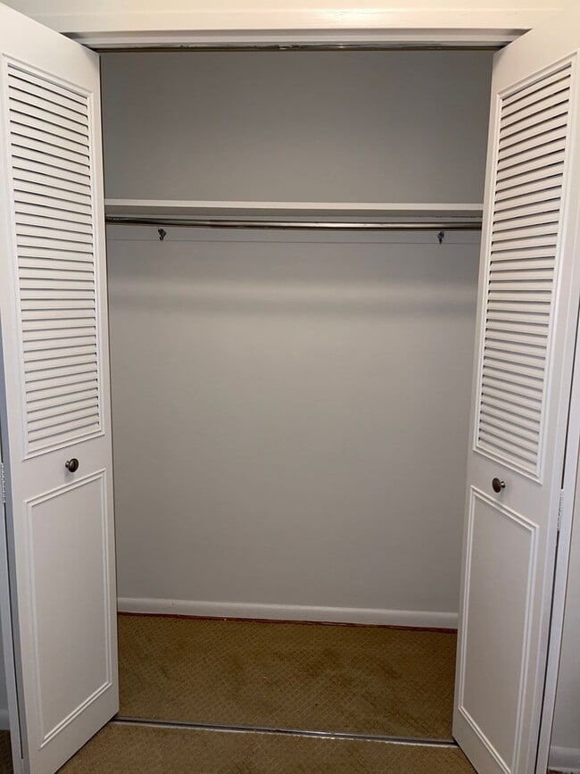 Building Photo - Fabulous LOCATION -- Studio located in Grosvenor Park with ALL UTILITIES included.