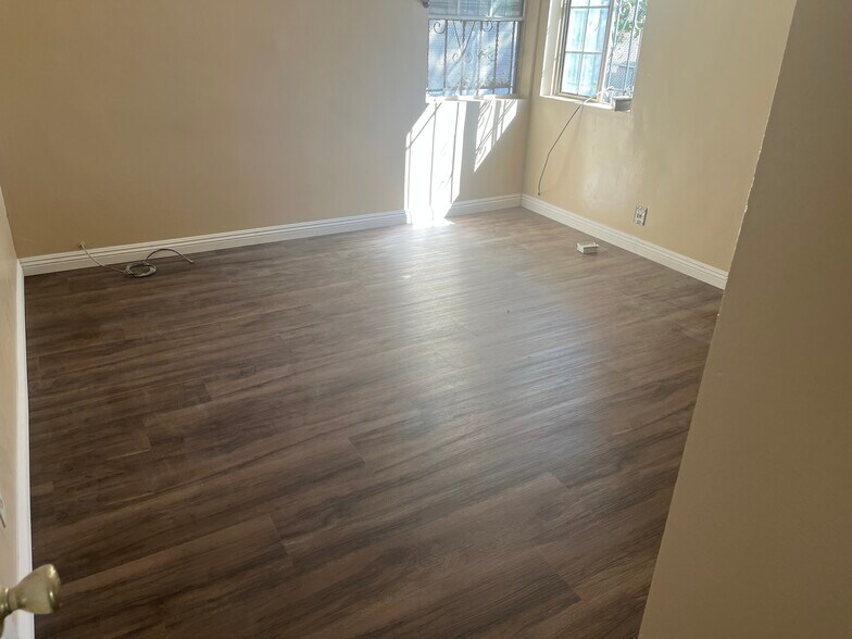 Building Photo - 1423 W 106th St