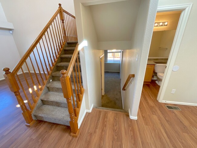 Building Photo - 3 Bedroom Home Available Near N Powers Blv...