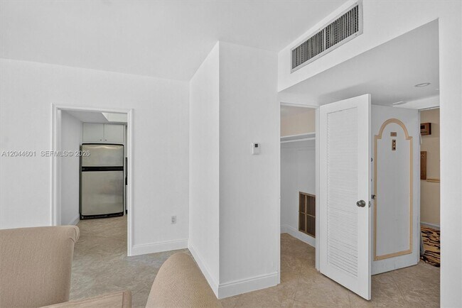 Building Photo - 5001 Collins Ave