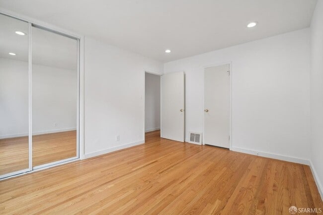 Building Photo - 74 Sunview Dr