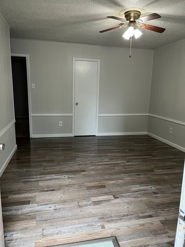 Building Photo - Three Bedroom/1.5 Bath Home