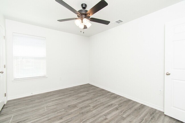 Building Photo - 527 Lost Trl