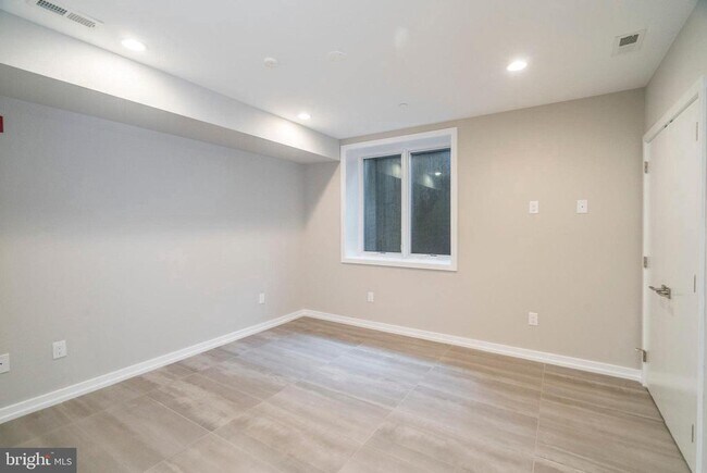 Building Photo - 1436 Clymer St