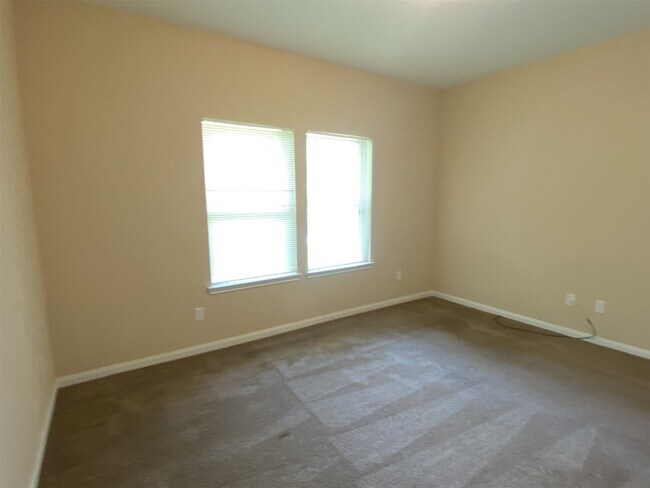 Building Photo - 618 Shady Lake Dr