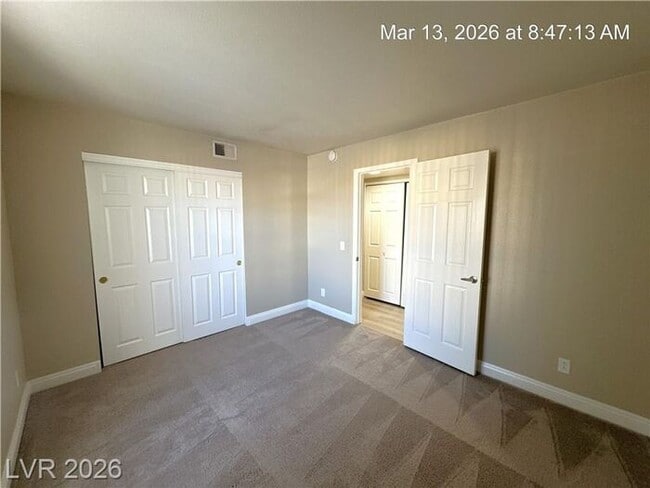 Building Photo - Fantastic NW second-floor unit with a welcoming layout and great natural flow!