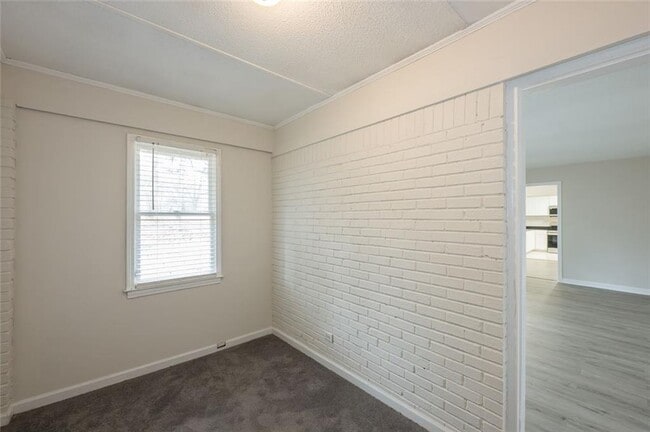 Building Photo - 2058 River Rd