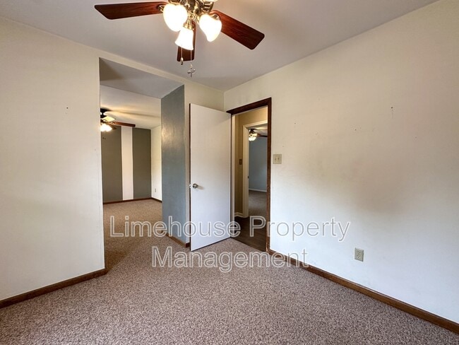 Building Photo - 4033 Kalona Rd