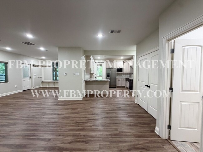 Building Photo - 338 Post Oak Dr