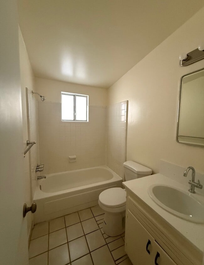 Building Photo - 2642 N Santa Rita Ave