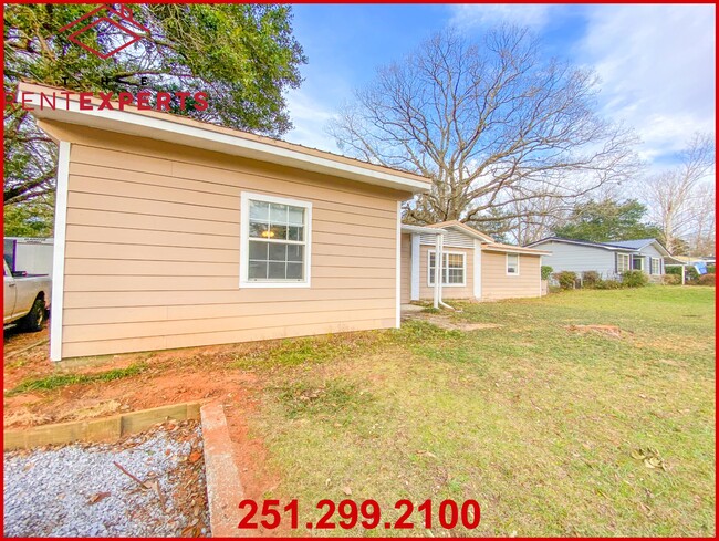 Building Photo - 7206 Tangerine Ave