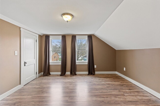 Building Photo - Spacious 3-Bed/1.5-Bath Home with Classic ...