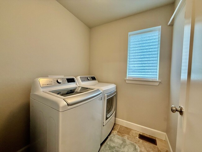 Building Photo - Beautiful Modern 3-Bedroom, 2.5 bath Townh...