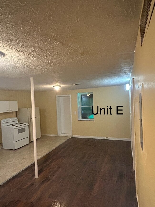 Building Photo - Seneca Ave