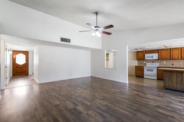 Building Photo - 2301 Travis Dr