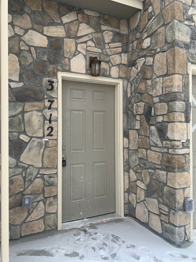 Building Photo - 2 WEEKS FREE! Spacious Townhome!