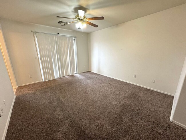 Building Photo - 3 bedroom plus den, 2 bath, on the golf co...