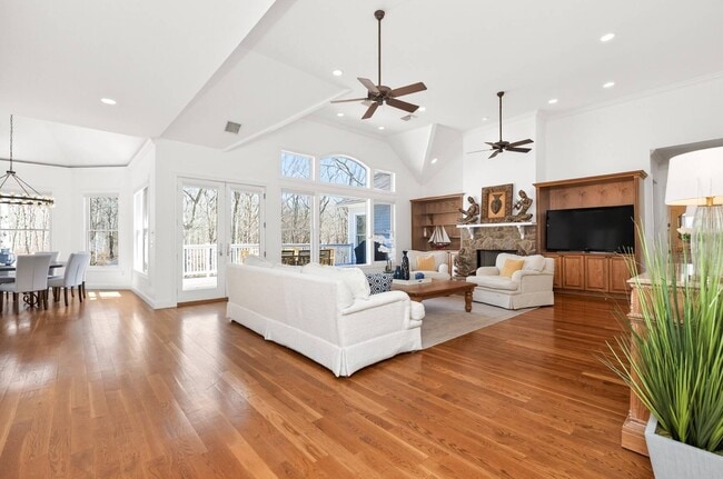 Building Photo - 9 Sea Farm Ct
